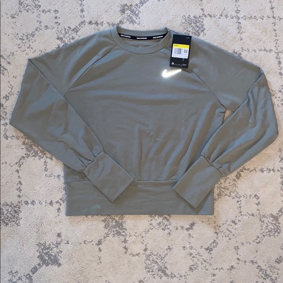 Nike Tops - Nike sweater